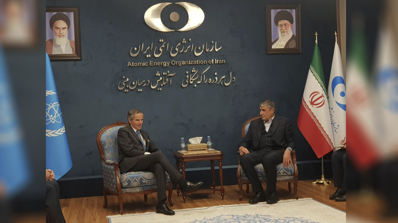 رافائل گروسی، رئیس آژانس بین‌المللی انرژی اتمی در دیدار با  محمد اسلامی، رئیس آژانس اتمی ایران_ عکس؛ آسوشیتدپرس