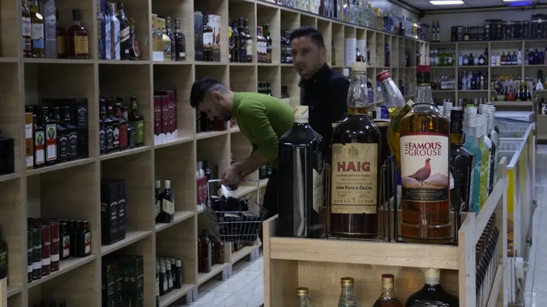 People buy alcohol in a liquor store in Baghdad, Iraq, Thursday, March 9, 2023 (Photo: AP/Hadi Mizban)