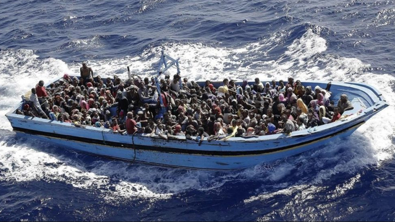 قاربٌ يحمل مئات المهاجرين في عرض البحر- وكالات