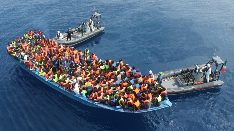 مهاجرون على متن قارب وسط البحر- وكالات