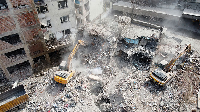 Malatya'da hasarlı binaların yıkımı sürüyor (Foto: AA)
