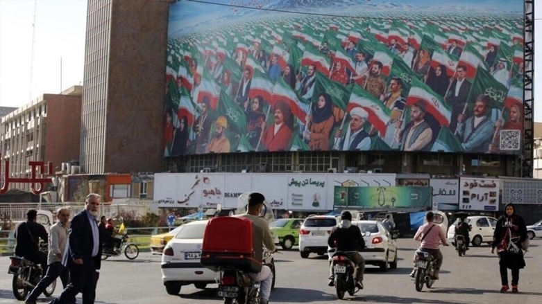 أشخاص يسيرون عبر معبر للمشاة في ساحة "ولي عصر" وسط العاصمة الإيرانية طهران في 25 تشرين الأول/أكتوبر 2022. © أ ف ب