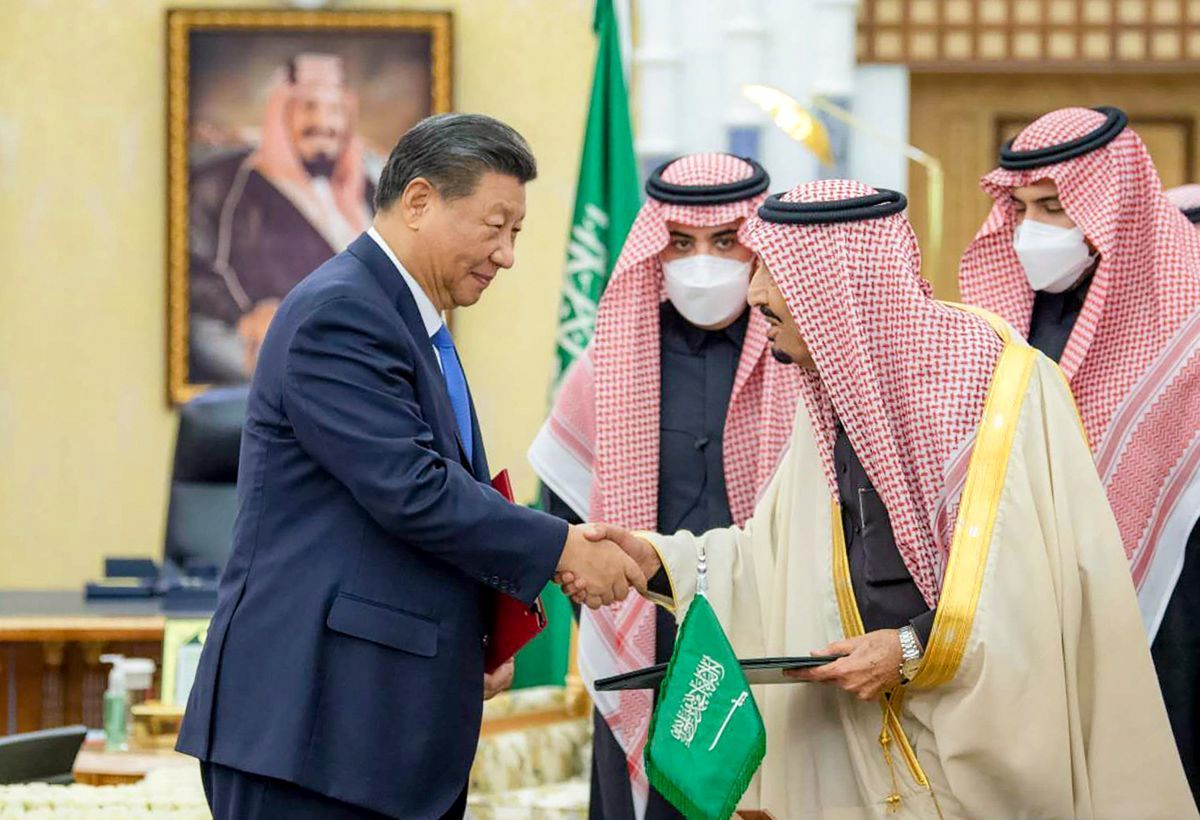 رئیس جمهور چین در میان استقبال گرم سعودی‌ها