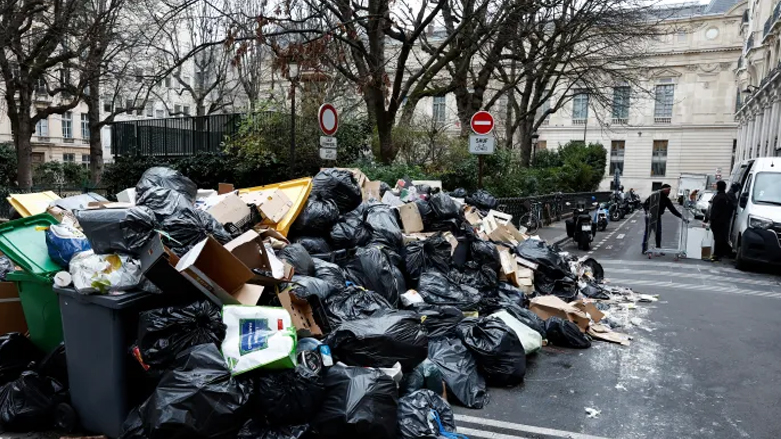 النفايات تتراكم في شوارع باريس بسبب إضراب عمال النظافة