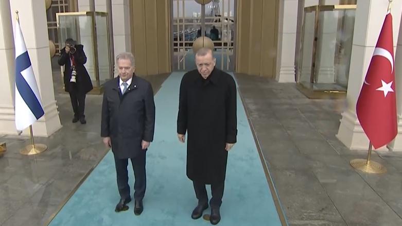 الرئيس التركي خلال استقباله الرئيس الفنلندي سولي نينيستو (الأناضول)