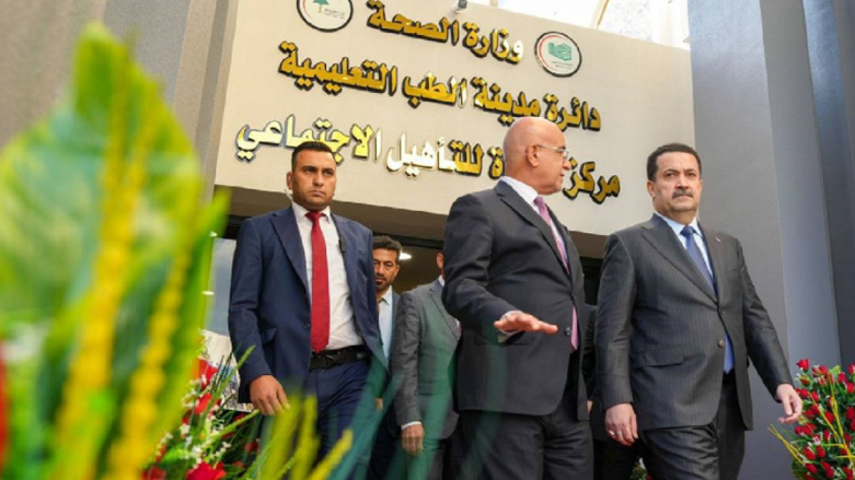 رئيس الحكومة العراقية محمد شياع السوداني خلال افتتاحه إحدى المصحات في بغداد