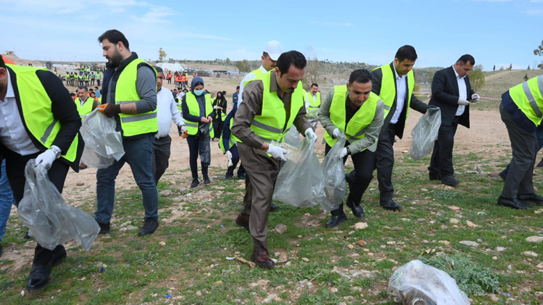 Erbil governor and volunteers picking up litters at a picnic area in eastern Erbil province, March 18, 2023. (Photo: Erbil Governorate)