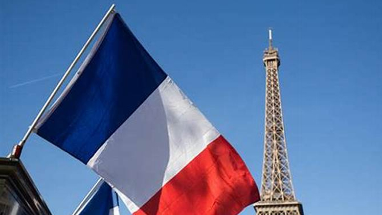 العلم الفرنسي وبرج إيفل بالعاصمة باريس