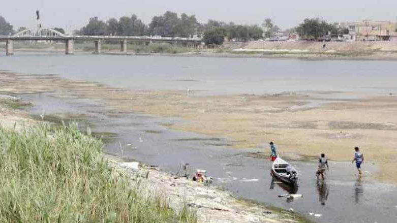 مشهد من جفاف نهر دجلة في العراق