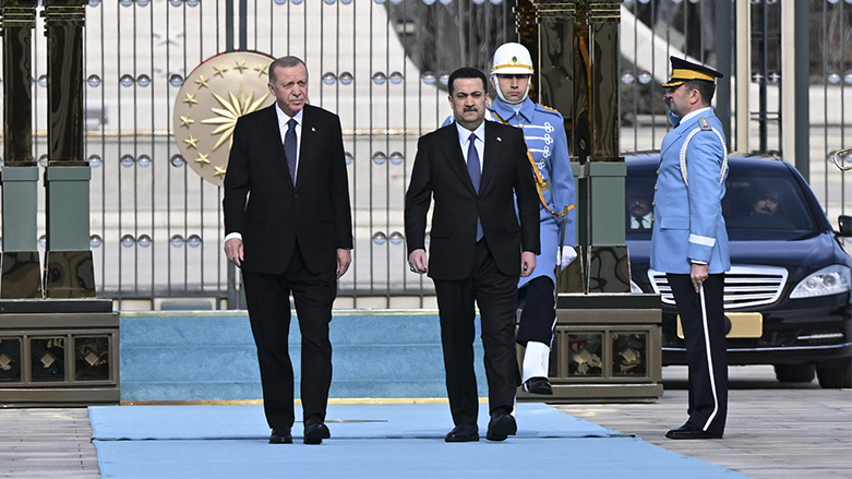 خلال استقبال الرئيس التركي لرئيس الحكومة العراقية في قصر الرئاسة بأنقرة