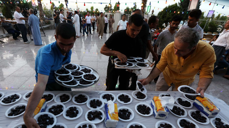 Plates full of dates are served at an Erbil mosque in Kurdistan Region to those who observe Ramdan. (Photo: Safin Hamid/AFP)