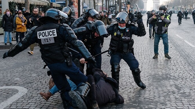 عناصر من الشرطة الفرنسية تواجه محتجين بالضرب (وكالات)