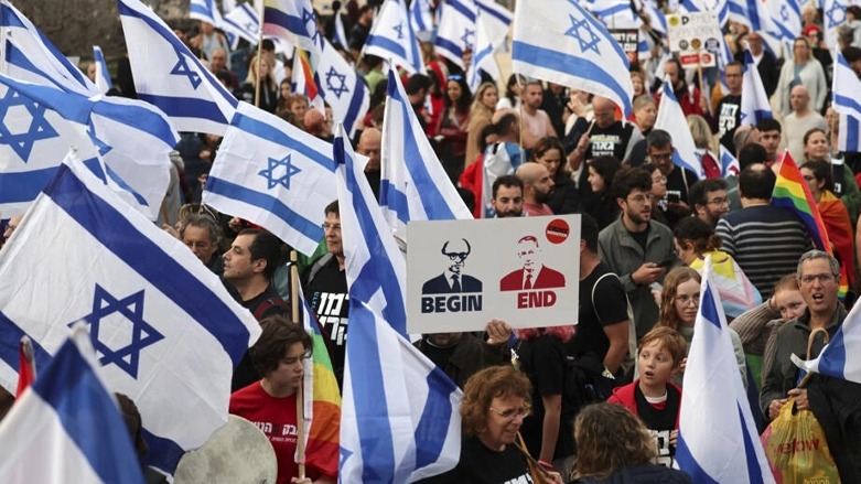 إسرائيليون يتظاهرون في تل أبيب ضد مشروع حكومي لتعديل النظام القضائي © أحمد غرابلي / ا ف ب
