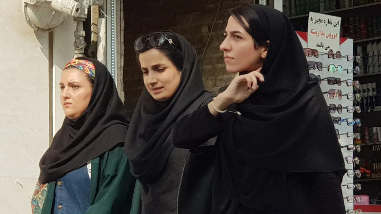ثلاثة سيدات يرتدين الحجاب العرفي في إيران- وكالات