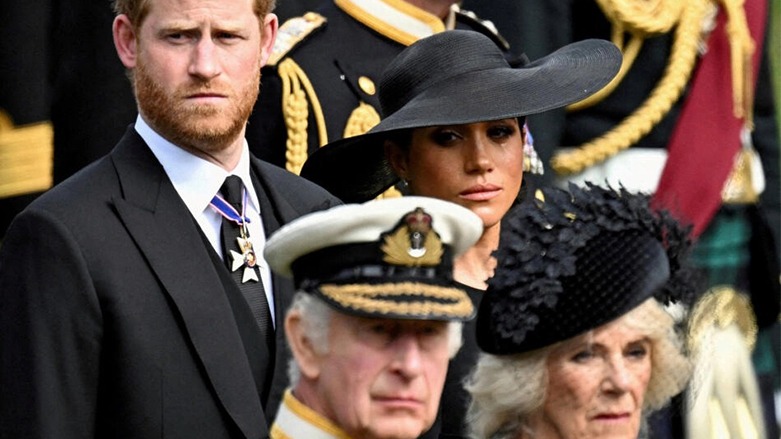 الأمير هاري وزوجته ميغان خلال تشييع الملكة إليزابيث الثانية. © رويترز