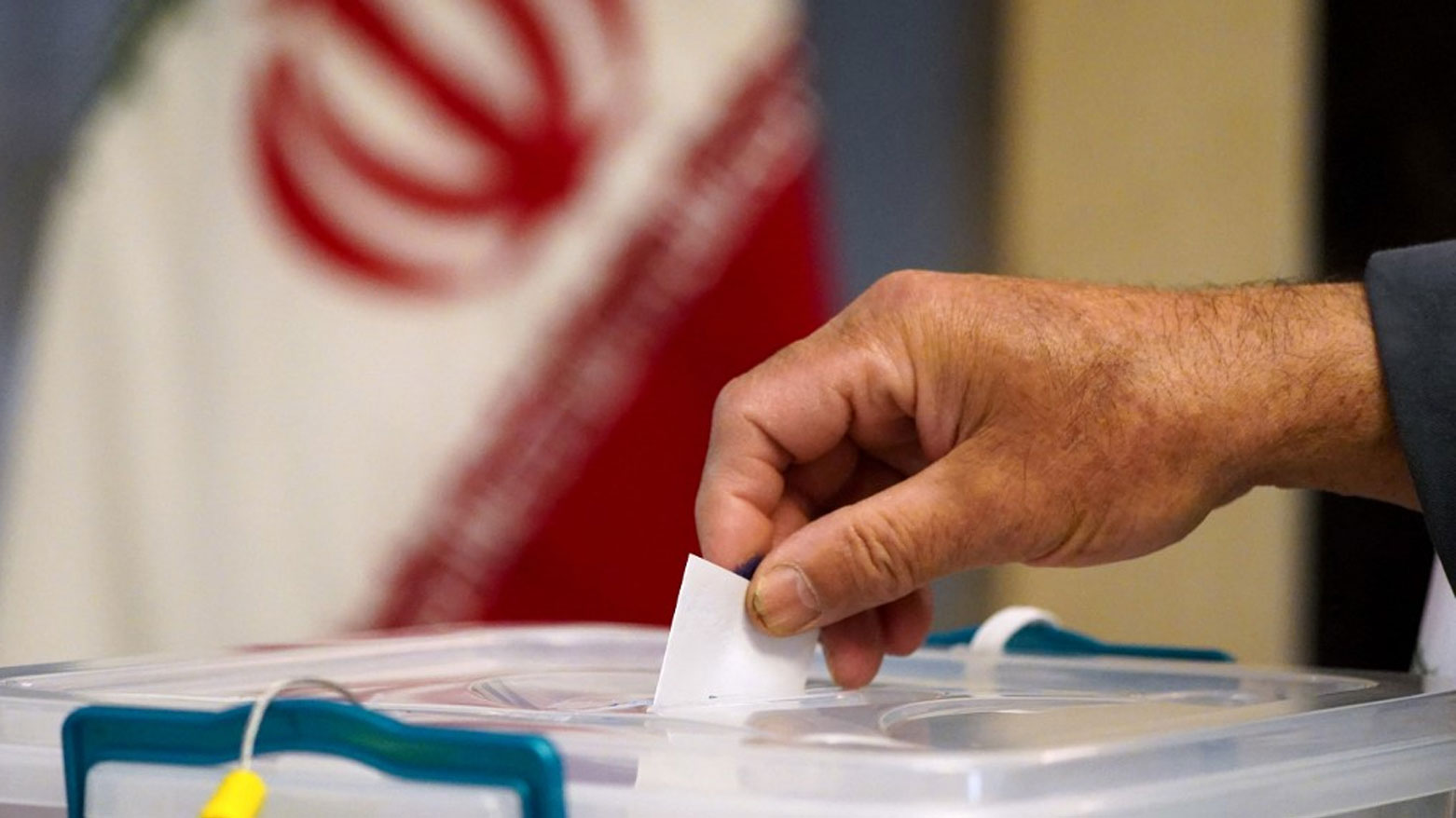 الإيرانيون يدلون بأصواتهم في ظل فوز متوقّع للمحافظين