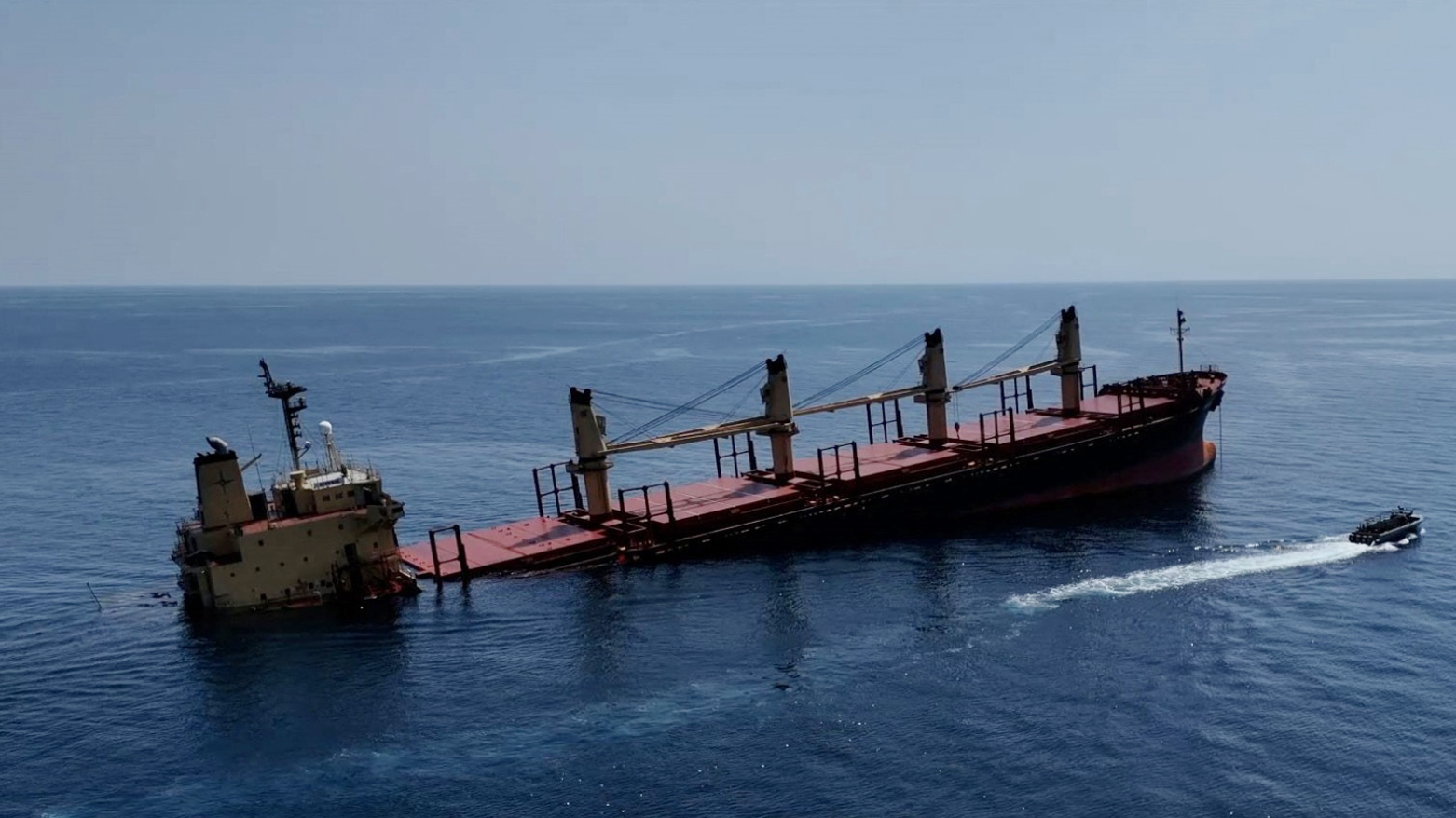 الحكومة اليمنية تعلن غرق سفينة استهدفها الحوثيون ووكالة أمن بحري تنفي