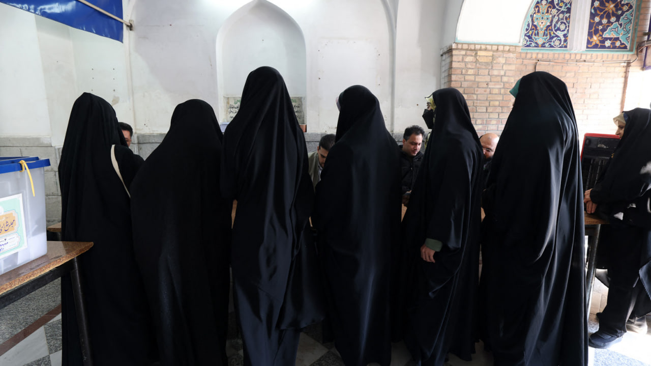 زنان محجبه ایرانی در یک شعبه اخذ رای، تهران ١ مارس ٢٠٢٤ – عکس AFP