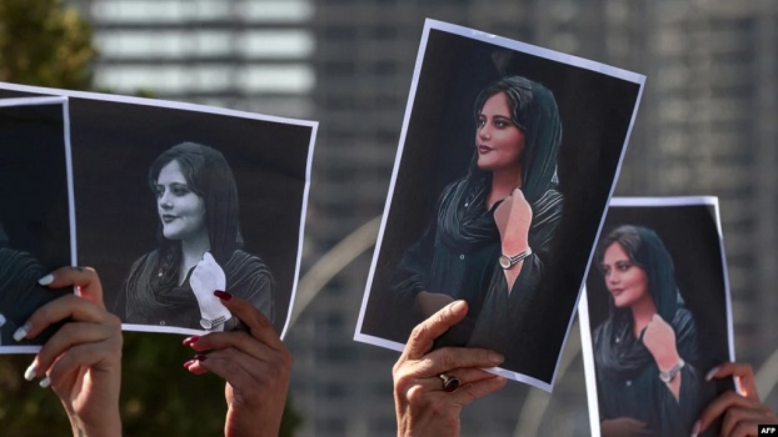 نشان دادن تصاویر ژینا امینی در جریان اعتراضات ایران