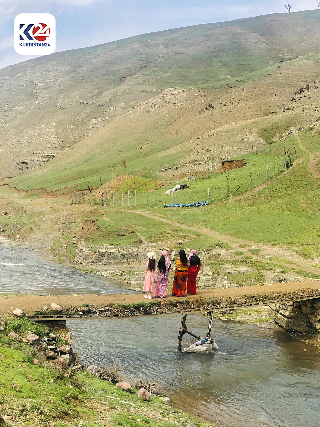  کچانی نیشتمان بە جلوبەرگی کوردییەوە لە ناو سرووشتی کوردستان 