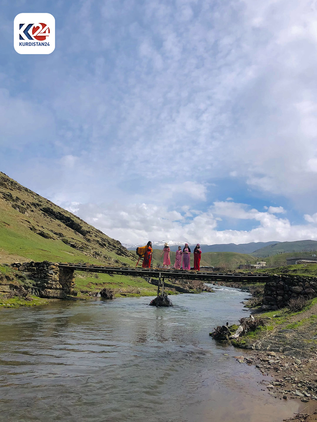  کچانی نیشتمان بە جلوبەرگی کوردییەوە لە ناو سرووشتی کوردستان 