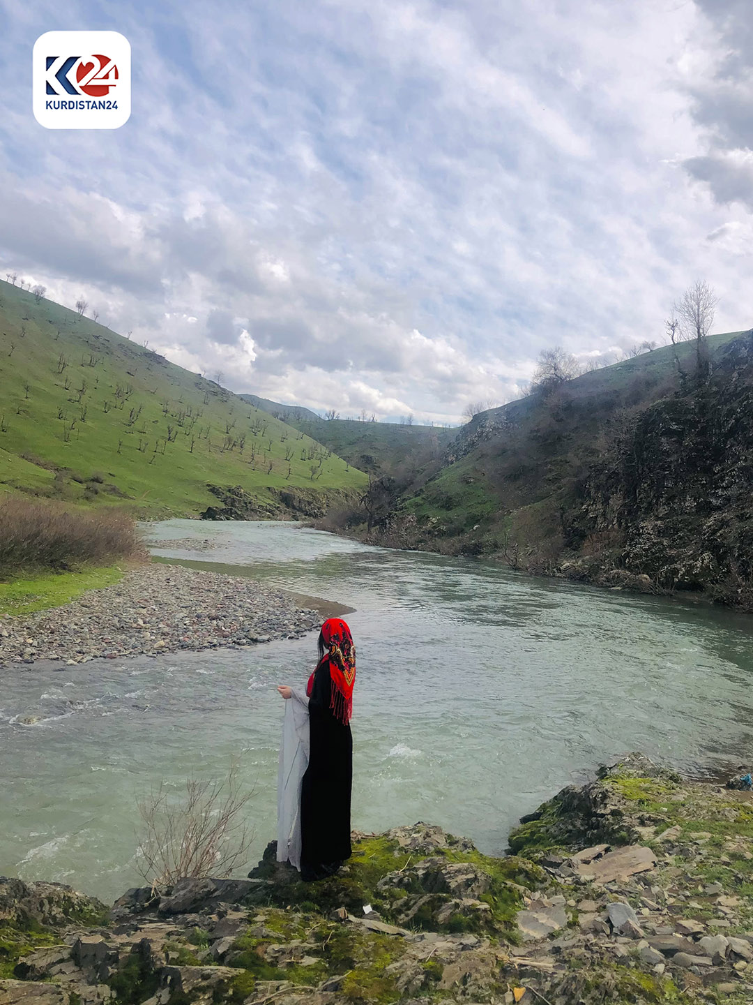  کچانی نیشتمان بە جلوبەرگی کوردییەوە لە ناو سرووشتی کوردستان 