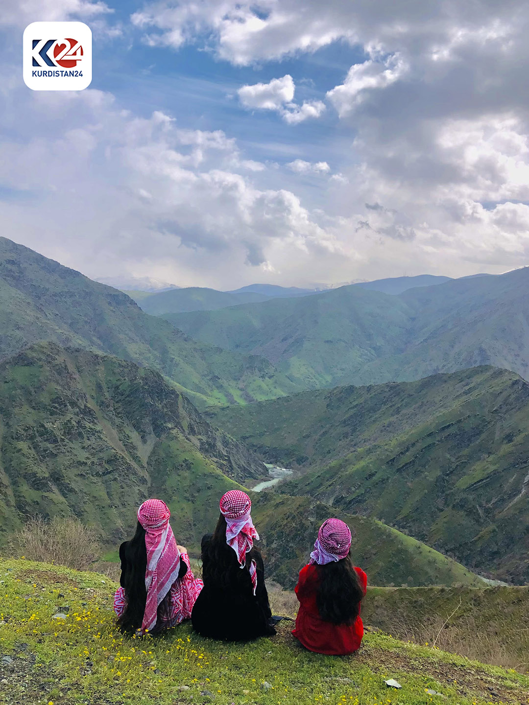  کچانی نیشتمان بە جلوبەرگی کوردییەوە لە ناو سرووشتی کوردستان 