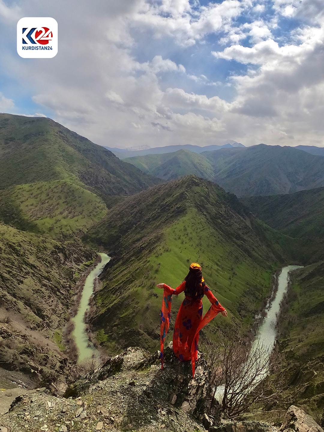  کچانی نیشتمان بە جلوبەرگی کوردییەوە لە ناو سرووشتی کوردستان 