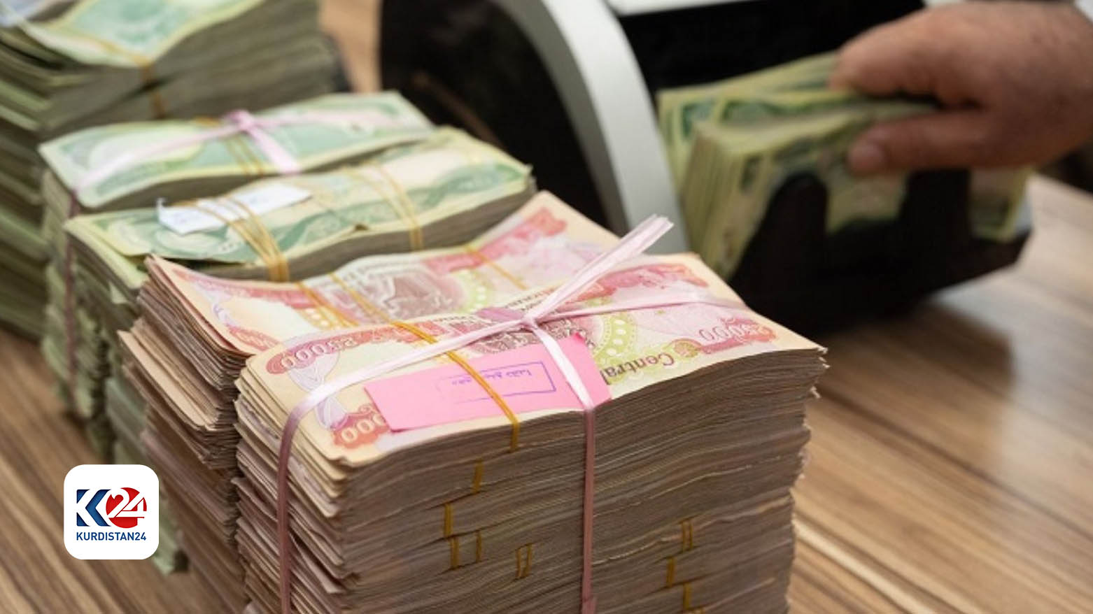 A citizen counts cash money. (Photo: Kurdistan 24)