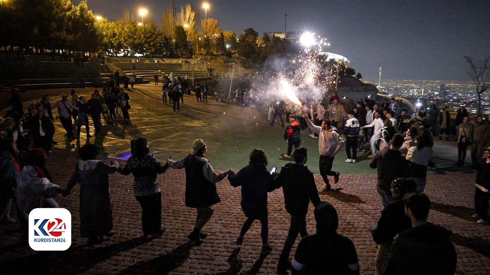 رقصیدن مردم تهران دور آتش در مراسم چهارشنبه سوری - عکس: خبرگزاری فرانسه