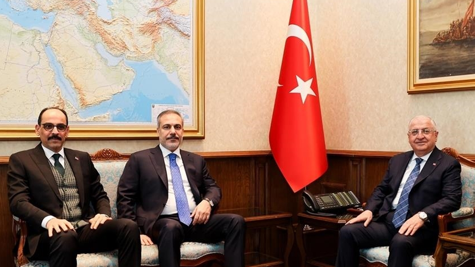 وزيرا الدفاع والخارجية التركيين ورئيس جهاز الاستخبارات إبراهيم قالن