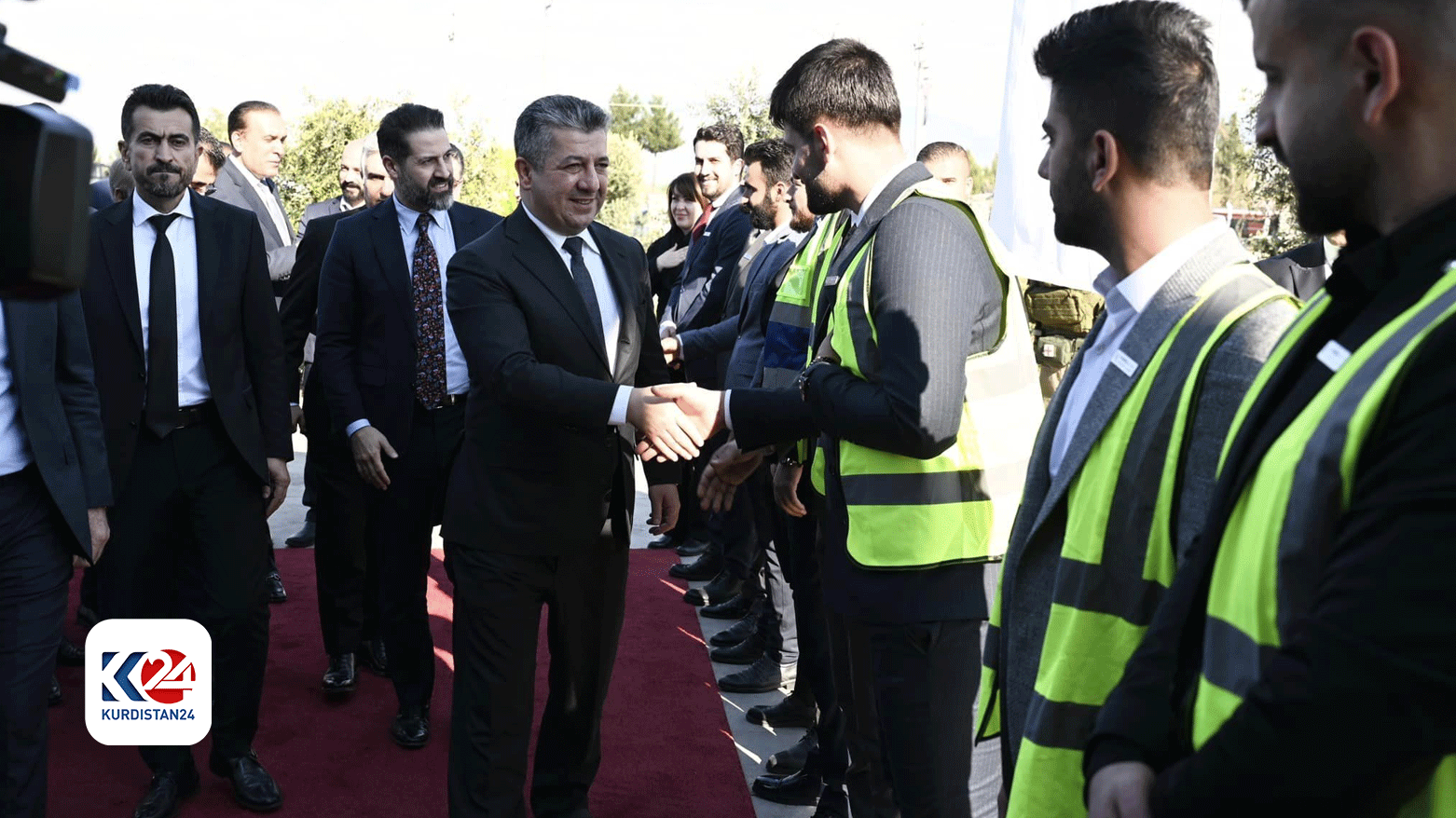 مسرور بارزانی، نخست وزیر اقلیم کوردستان در هنگام دیدار با مردم حلبچه