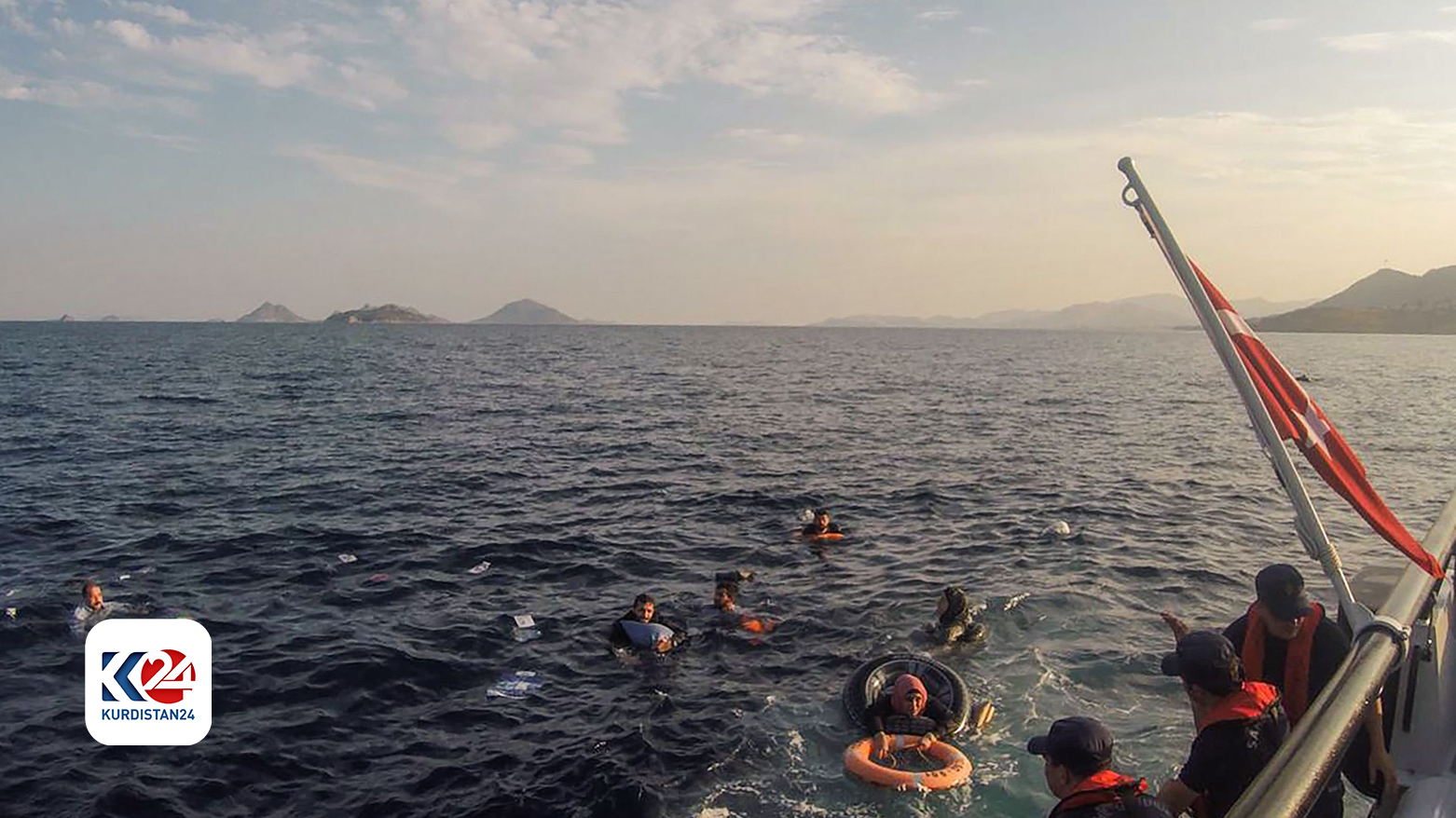 خفر السواحل التركي ينقذ مهاجرين انقلب قاربهم في بحر إيجة / ديلي صباح التركية