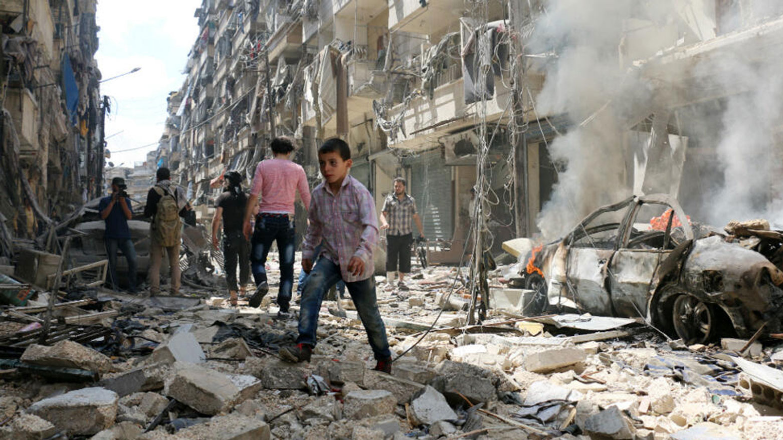 قصف جوي يطال أحد أحياء حلب السورية (أرشيف- فرانس برس)