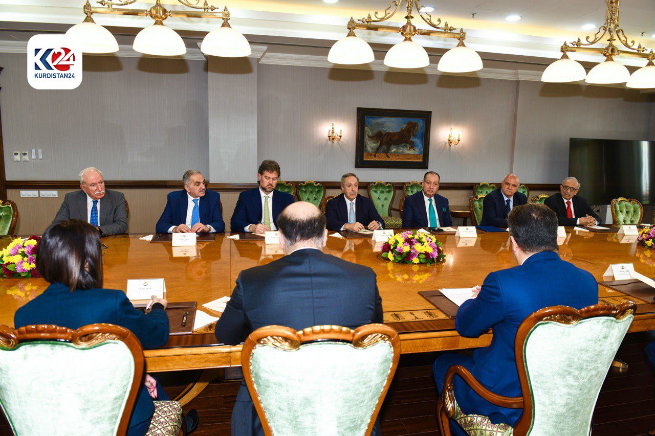 Kurdistan Region Prime Minister Masrour Barzani (third from left) during his meeting with the Board of Directors of the Bank of Baghdad and the Jordan Kuwait Bank, March 17, 2024. (Photo: KRG)