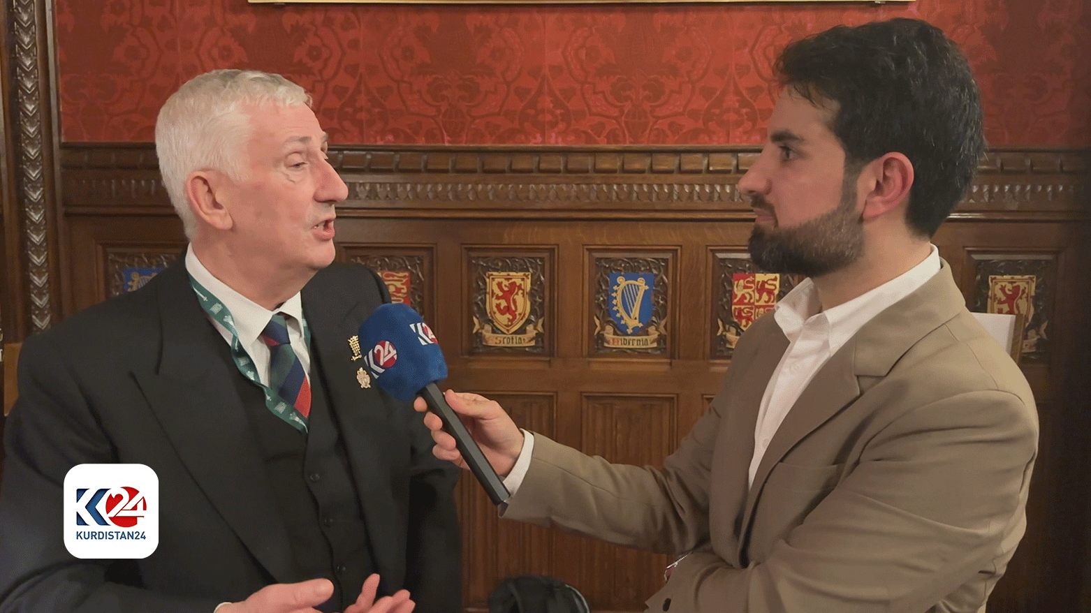 لیندزی هویل، رئیس پارلمان انگلیس در حین گفت‌وگو با گزارشگر کوردستان٢٤