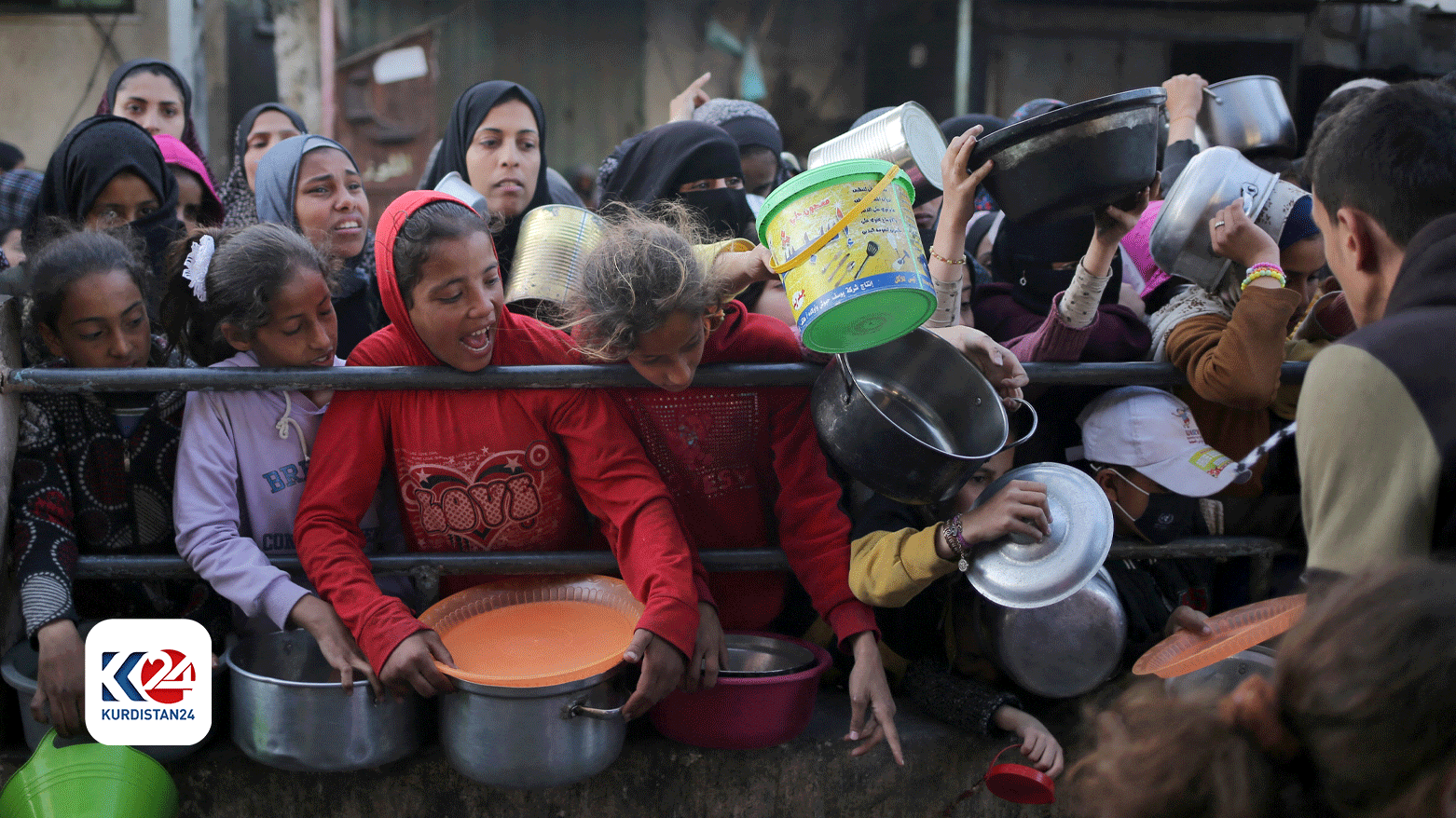 بەشێک لە منداڵانی غەززە هەوڵی بەدەستهێنانی خواردن دەدەن - وێنە: AFP
