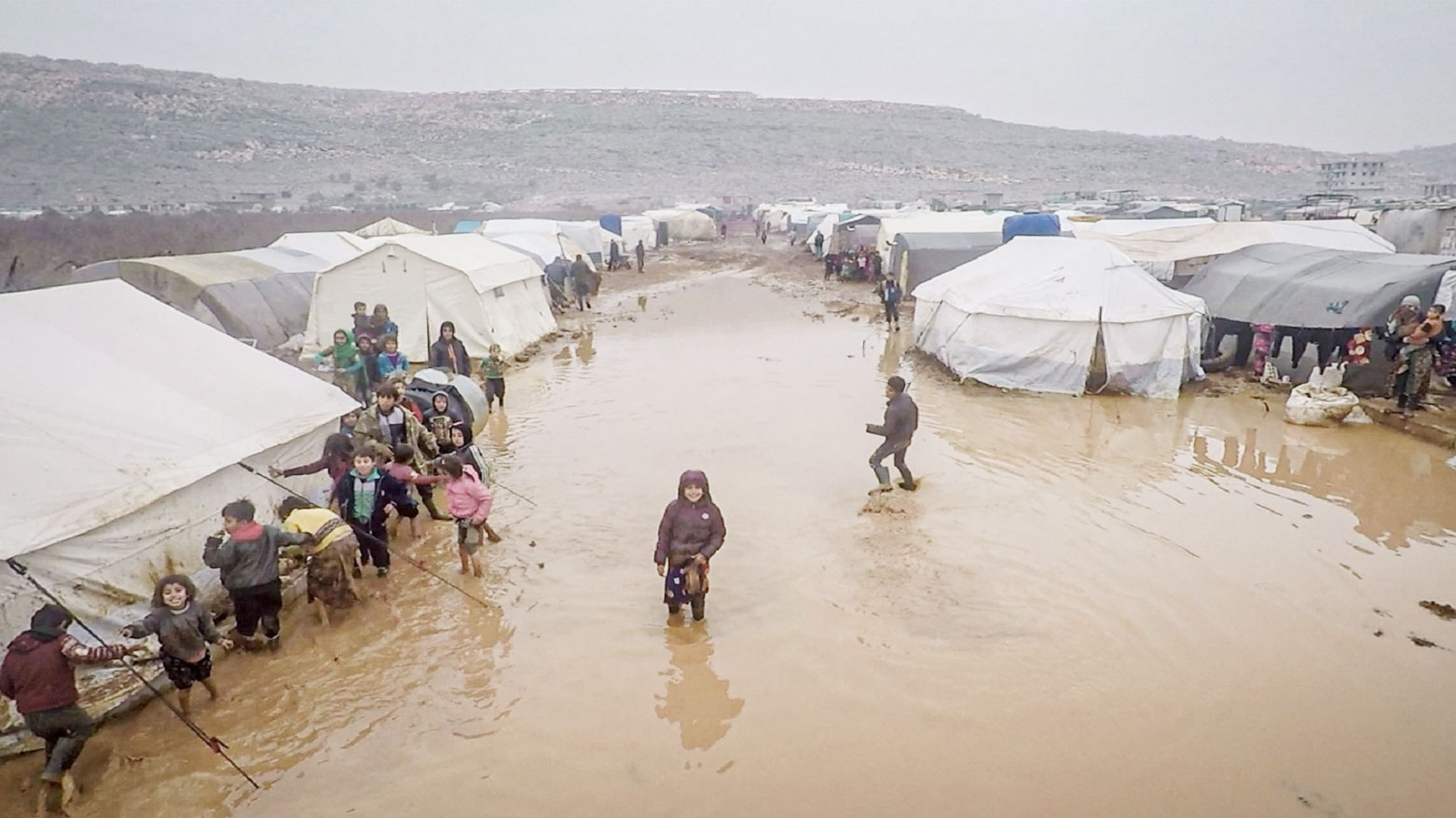 مخيم للنازحين السوريين شمالي البلاد (فرانس برس)