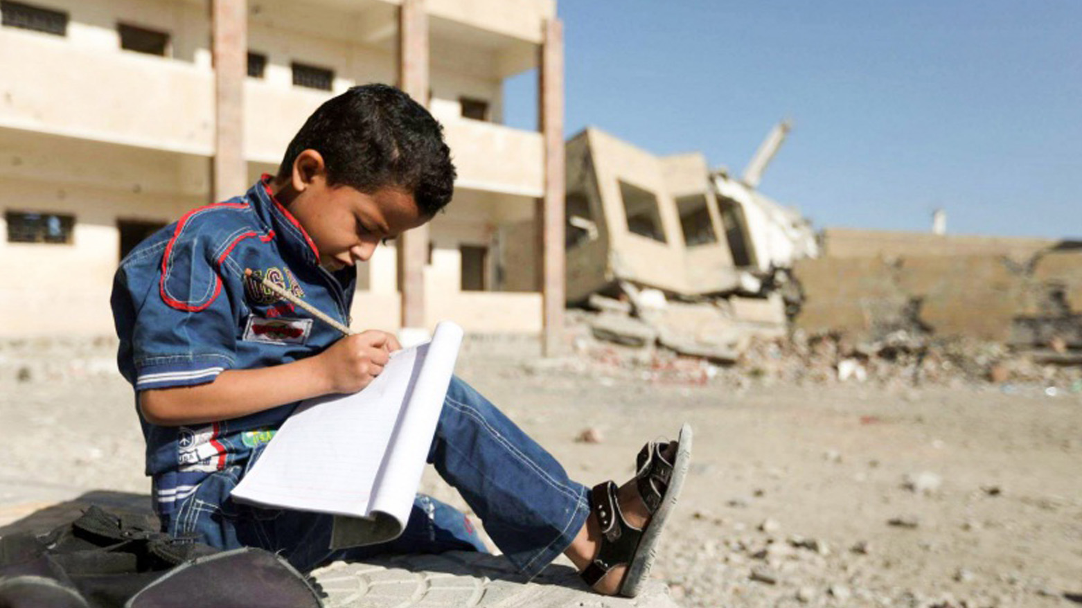 کودک یمنی در اطراف مدرسه تخریب شده - عکس: آرشیو