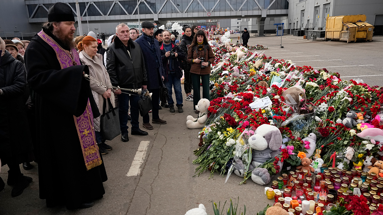 An Orthodox priest conducts a service at a makeshift memorial in front of the Crocus City Hall on the western outskirts of Moscow, Russia, March 26, 2024. (Photo: Kurdistan24)
