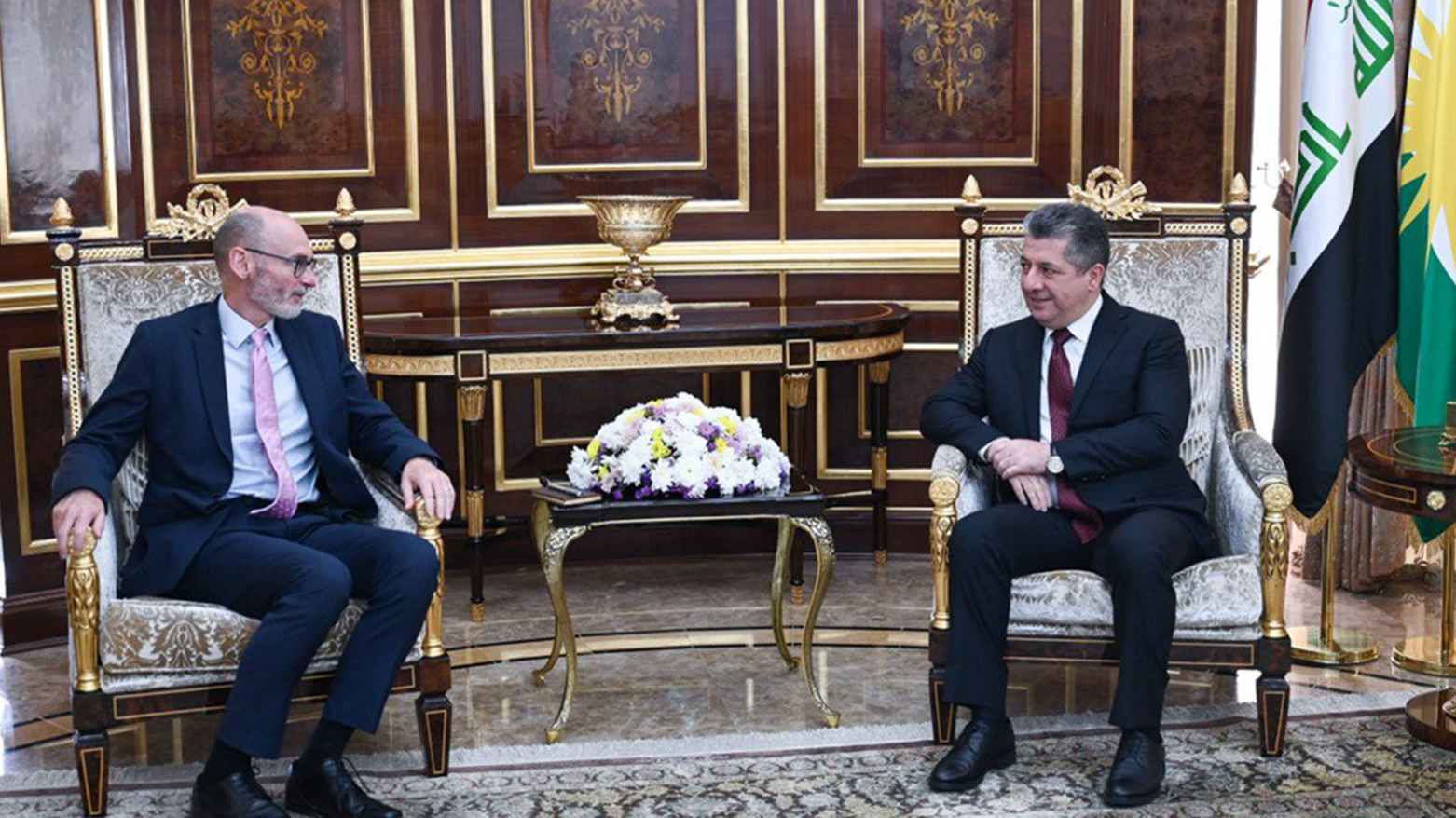 رئيس حكومة إقليم كوردستان مسرور بارزاني والسفير البريطاني لدى العراق ستيفن هيتشن