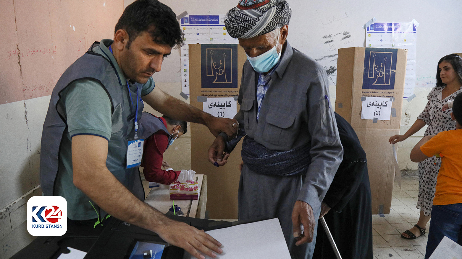 An old man is voting in Kurdistan Region parliamentary elections, Sept. 30, 2018. (Photo: Kurdistan24)