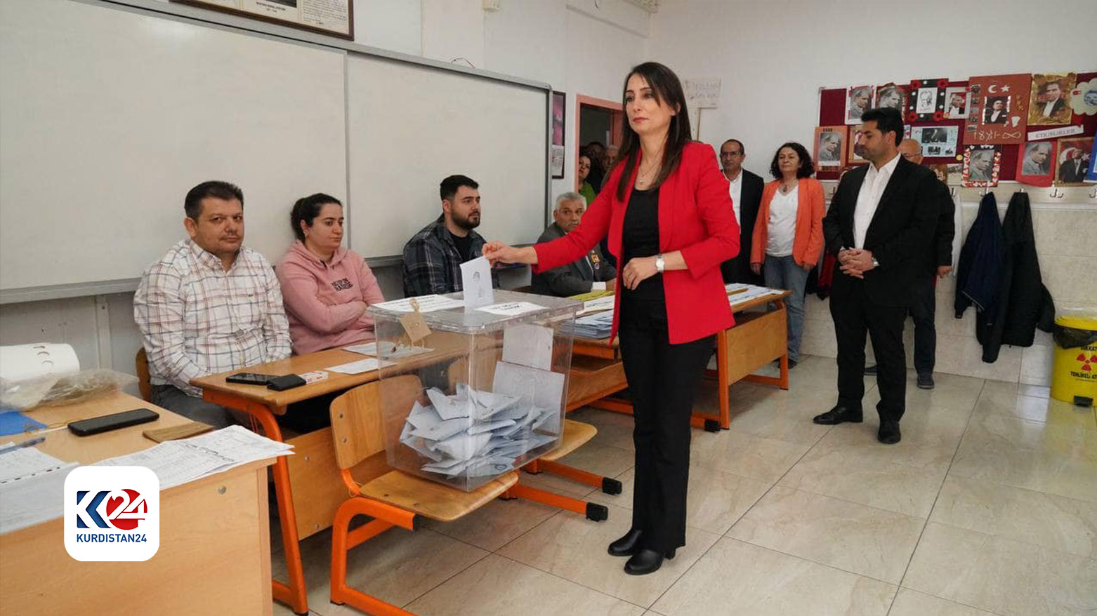 DEM Parti Eş Genel Başkanı Adana'da oyunu kullandı