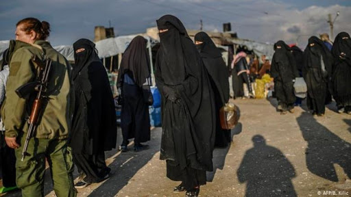 ھێزەكانی ئاسایشی سەر بە بەرێوەبەرایەتی خۆسەر لە پاسەوانی كەمپەكەدا