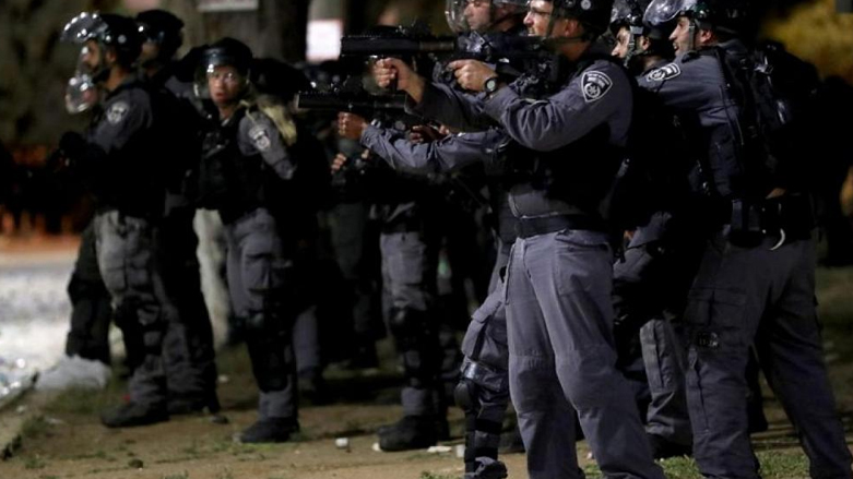 أفراد من الشرطة الإسرائيلية يوجهون أسلحتهم خلال اشتباكات مع فلسطينيين في القدس يوم الجمعة. تصوير: عمار عوض - رويترز.