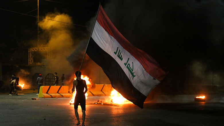 ردد المتظاهرون هتافات مناهضة للجمهورية الإسلامية وللنظام السياسي في العراق - صورة: أ ف ب