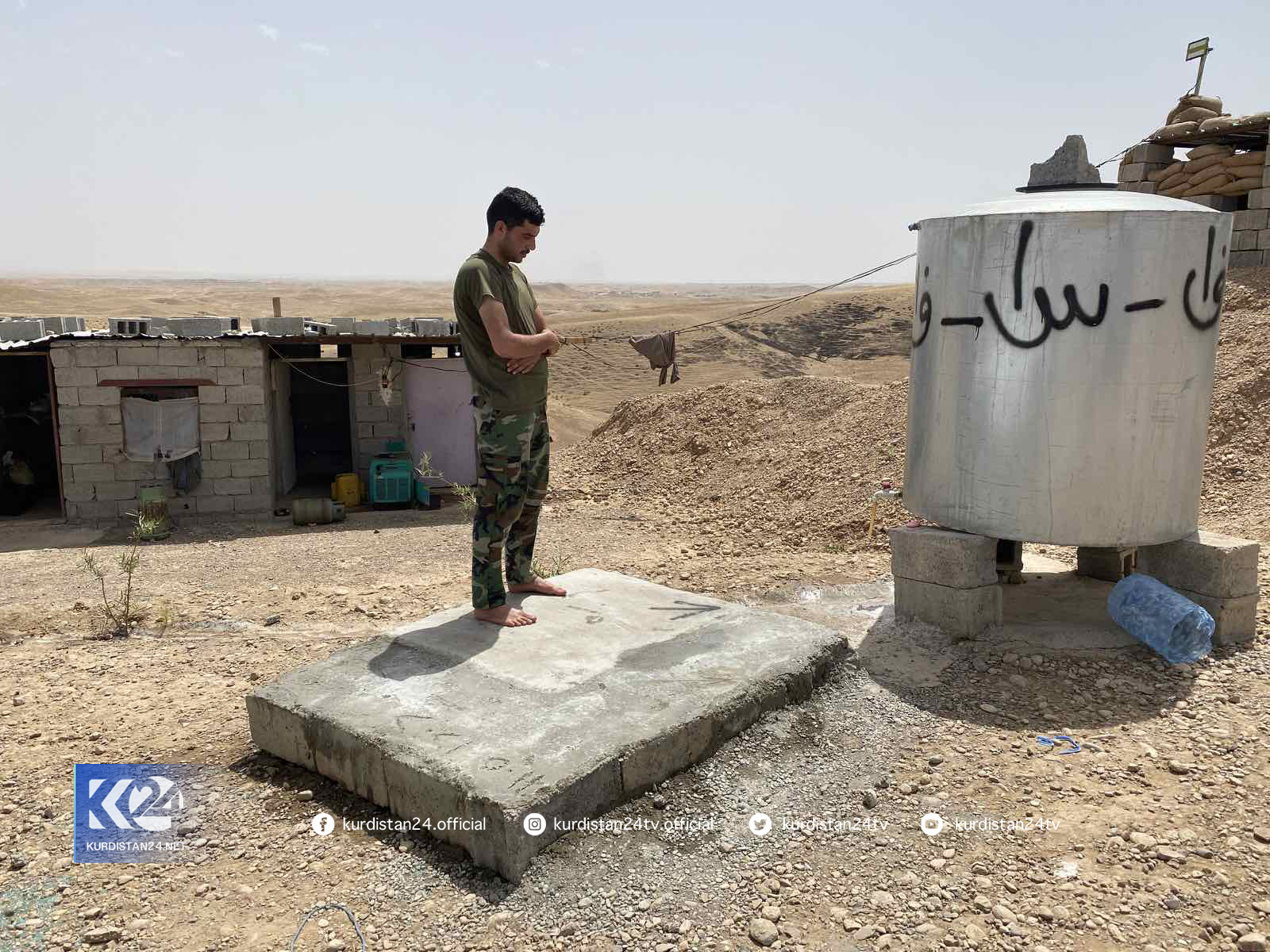 ئەو تاتەنوێژەی موحسین دروستیکرد، دوای شەهیدبوونی هاوسەنگەرەکانی نوێژی لەسەر دەکەن - فۆتۆ: هەرێم جاف