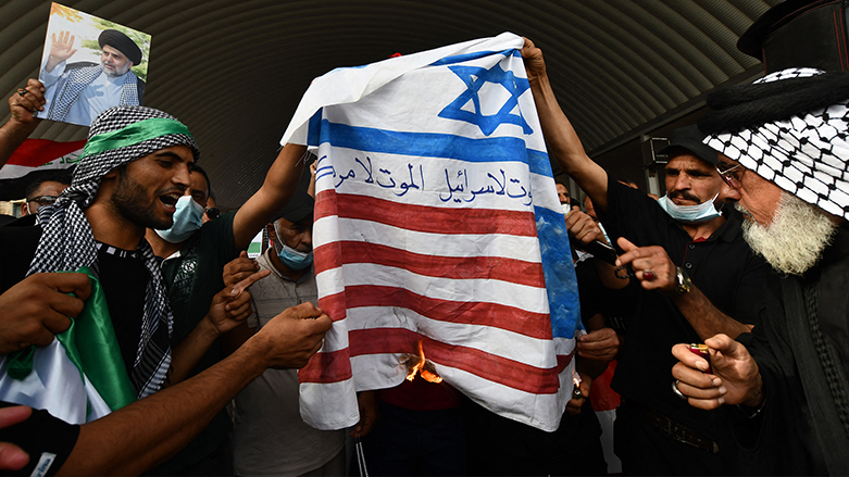 ردد آلاف المتظاهرين شعارات معادية لإسرائيل ورفعوا لافتات كتب عليها "الموت لإسرائيل.. الموت لأمريكا" - فرانس برس