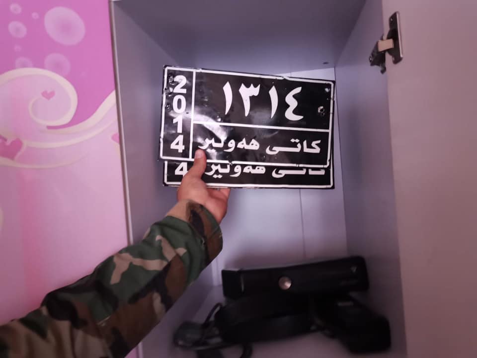 چه‌ندین تابلۆی ئۆتۆمبێلیان پێبووه‌