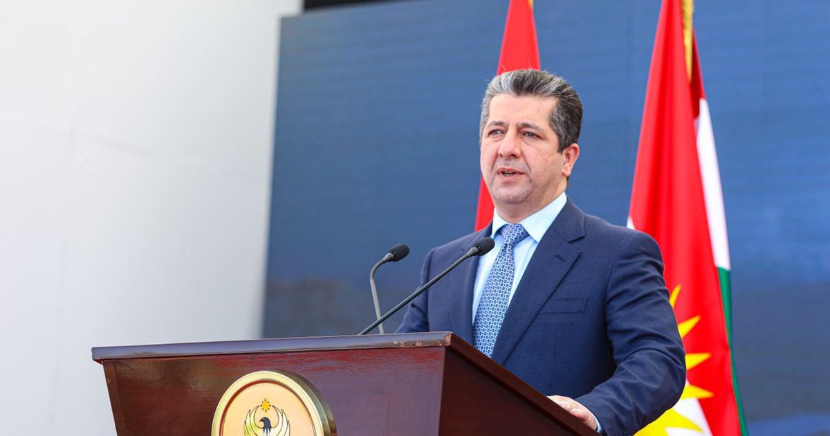 Serokwezîrê Herêma Kurdistanê Mesrûr Barzanî dema danîna projeya pira Derbendî Raniya - Bingerd 